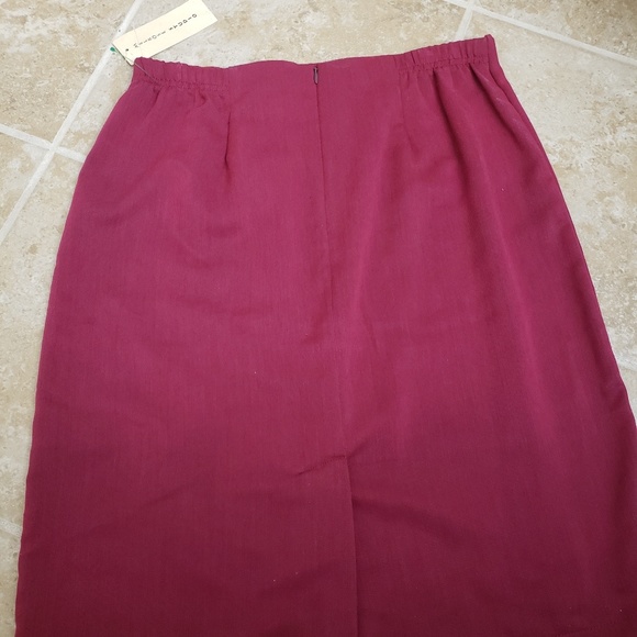 Melrose Studio Red skirt sz large - Picture 8 of 8